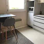 Appartement entier 30 m2, Tramway Saint-Florent, parking privé gratuit